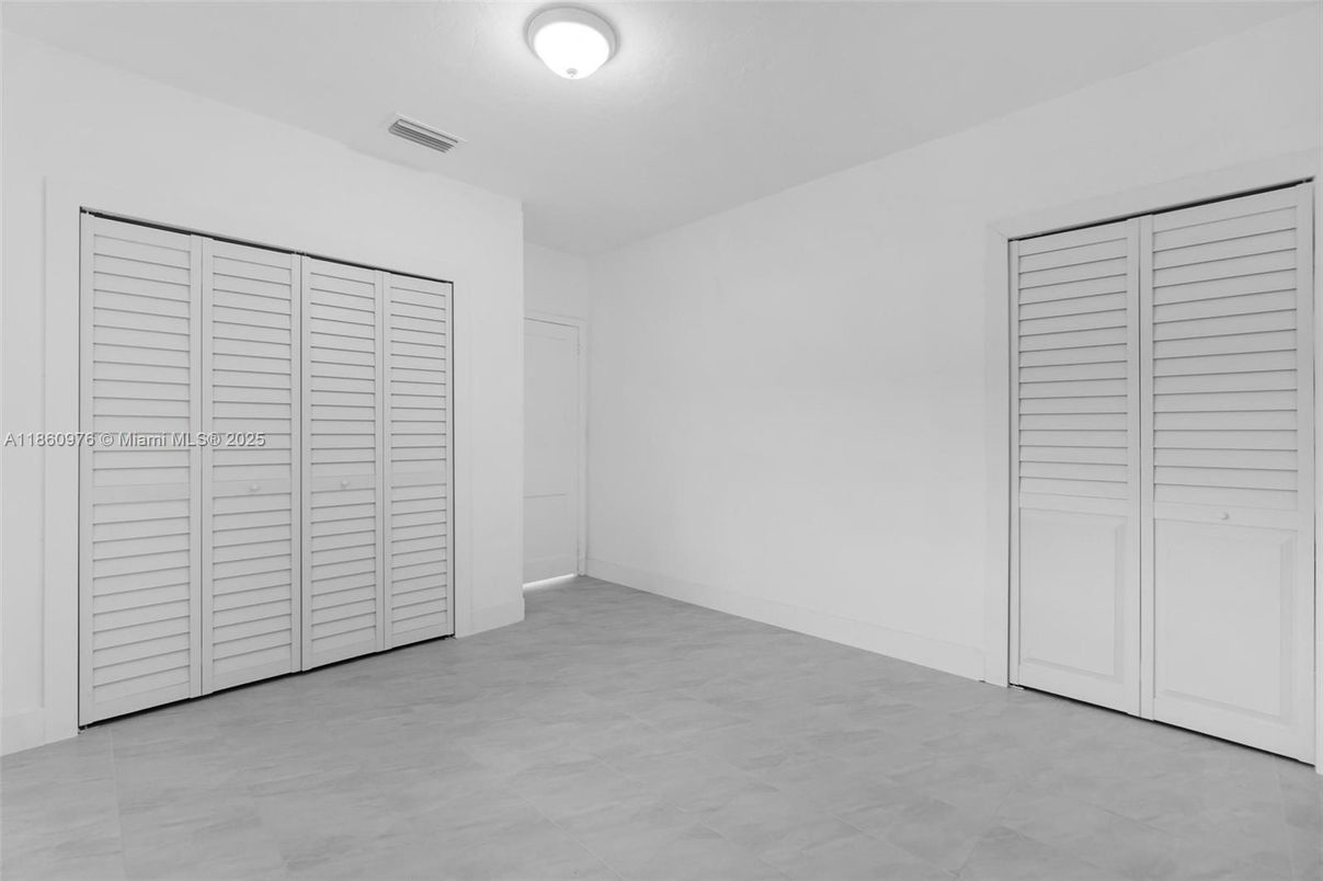 Empty room, Interior