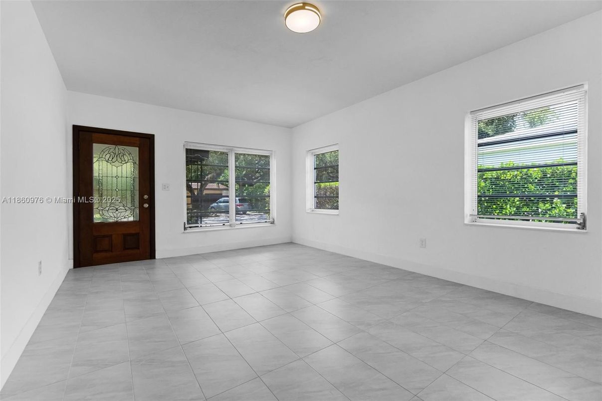 Empty room, Interior