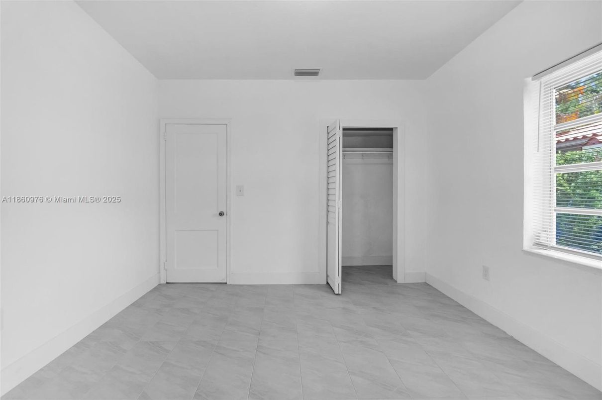 Empty room, Interior