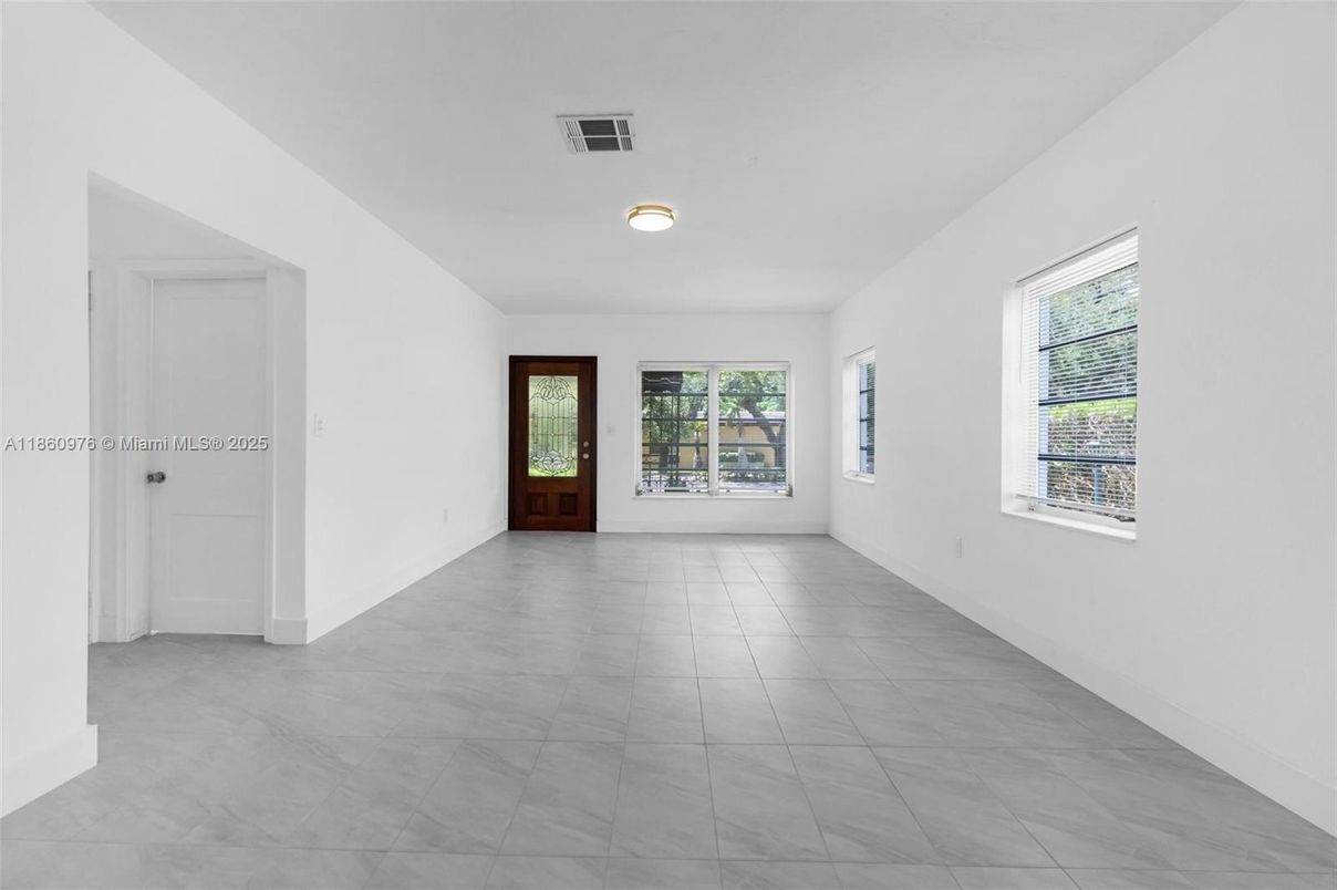Empty room, Interior