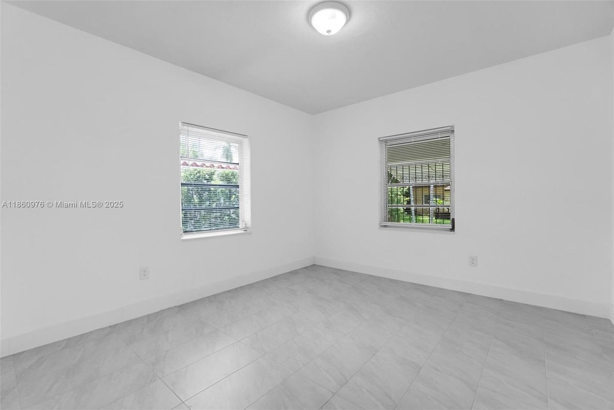 Empty room, Interior