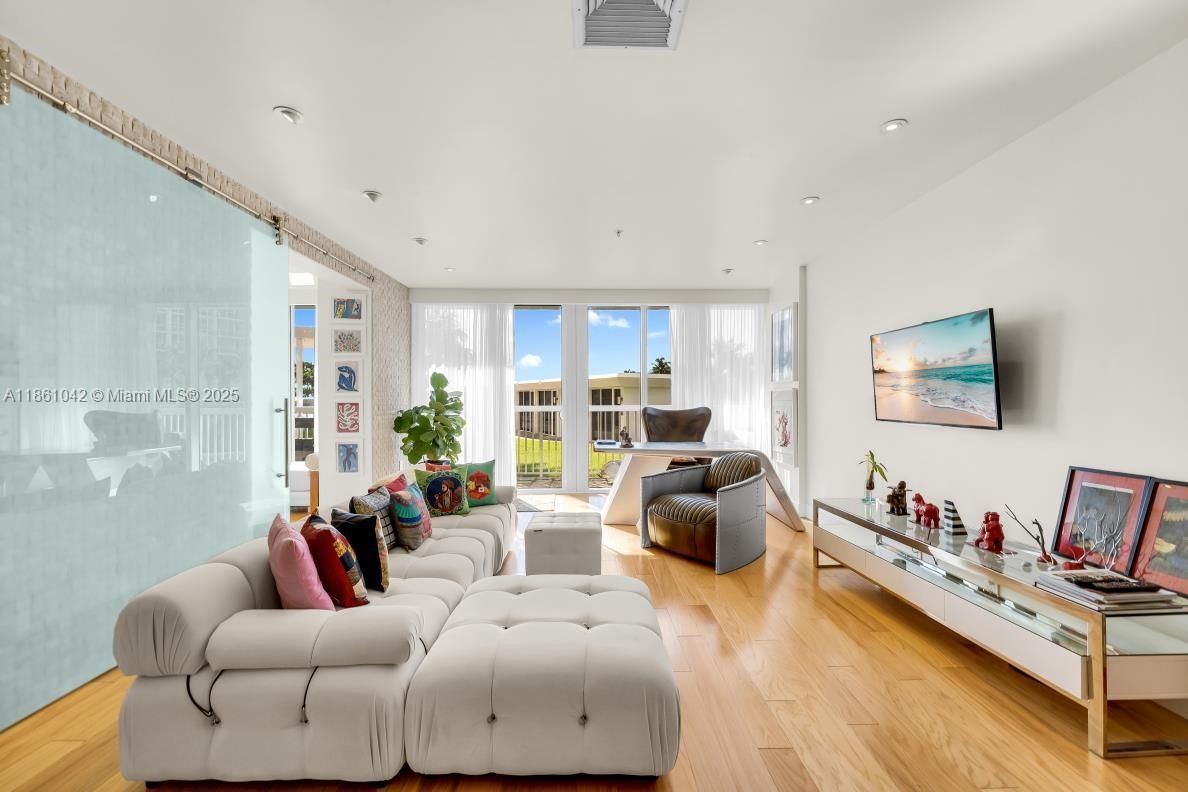 Interior, Living room, Recessed Lighting, Water, Wood Texture Flooring