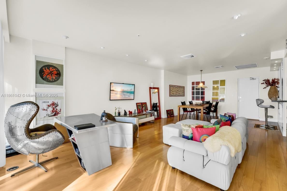 Dining room, Interior, Living room, Pendant Lights, Recessed Lighting, Wood Texture Flooring