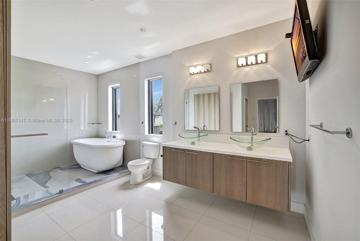 Bathroom, Dual Sink Vanities, Free Standing Baths, Glass Shower, Interior, Recessed Lighting