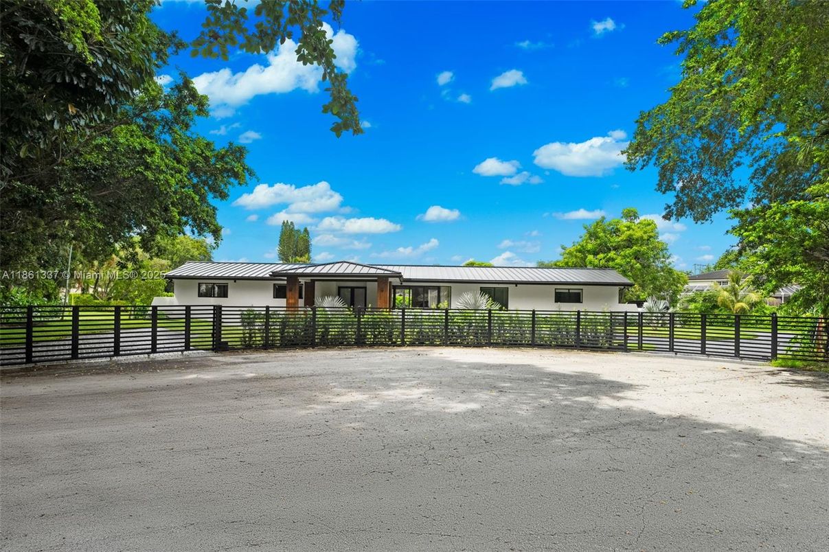 Backyard, Exterior, Facade, Ranch