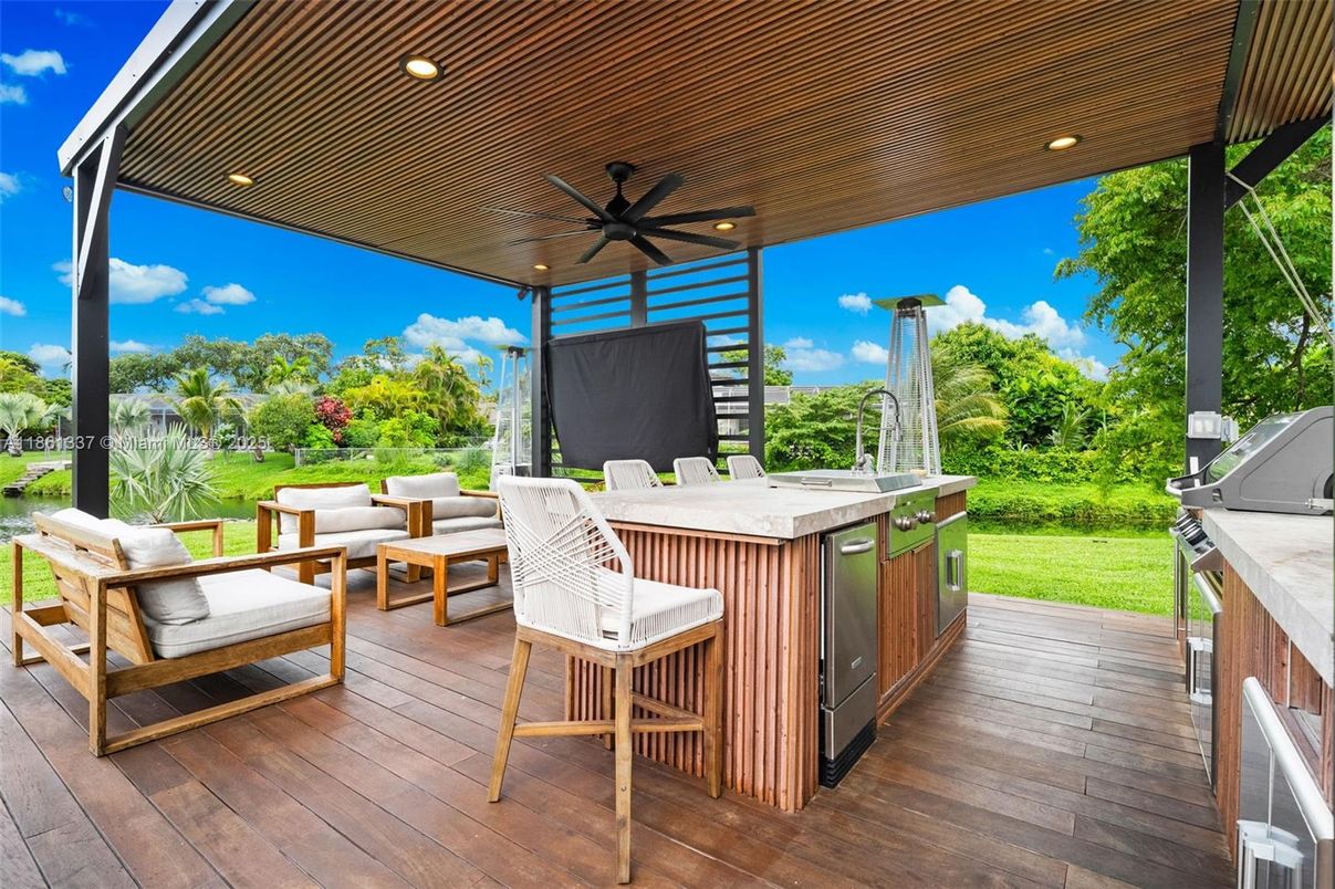 Exterior, Hot Tub, Outdoor Kitchen