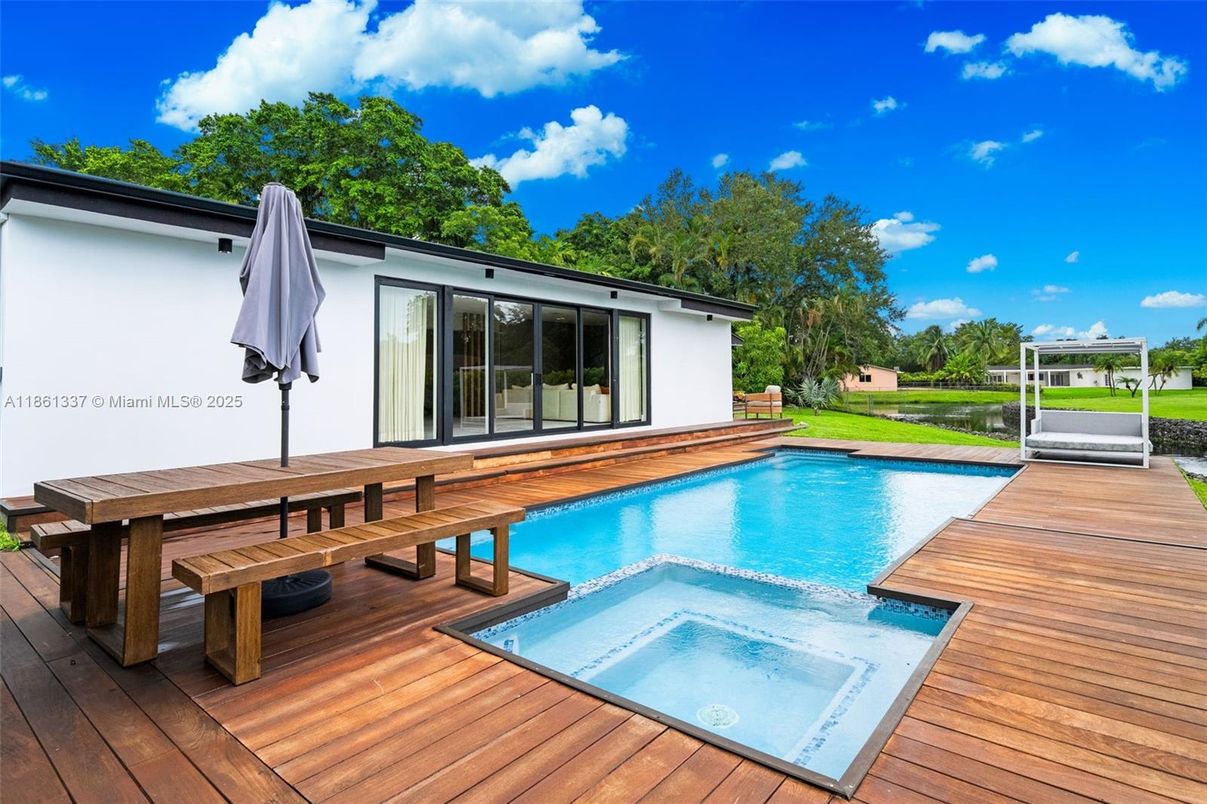 Exterior, Pool