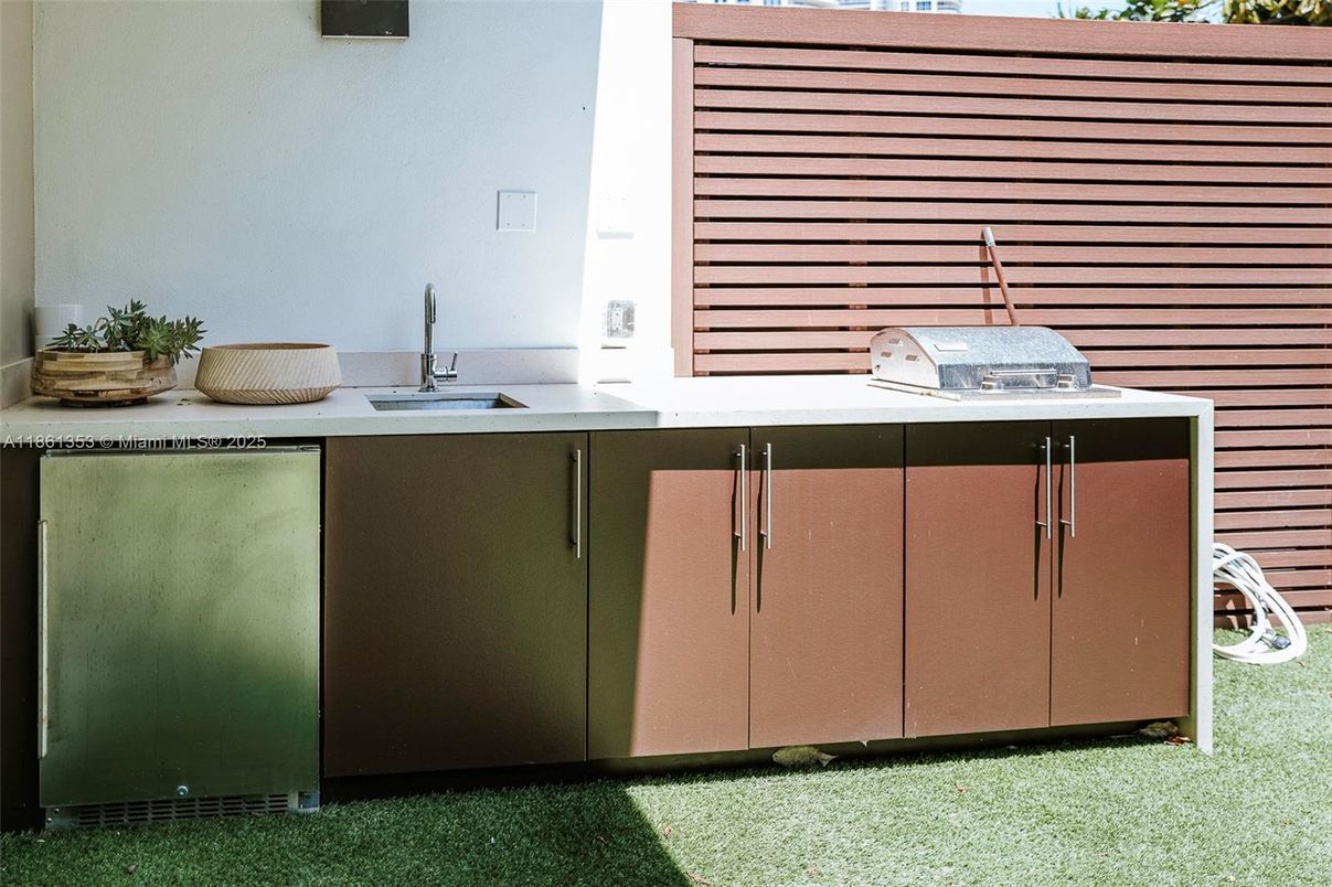 Exterior, Outdoor Kitchen