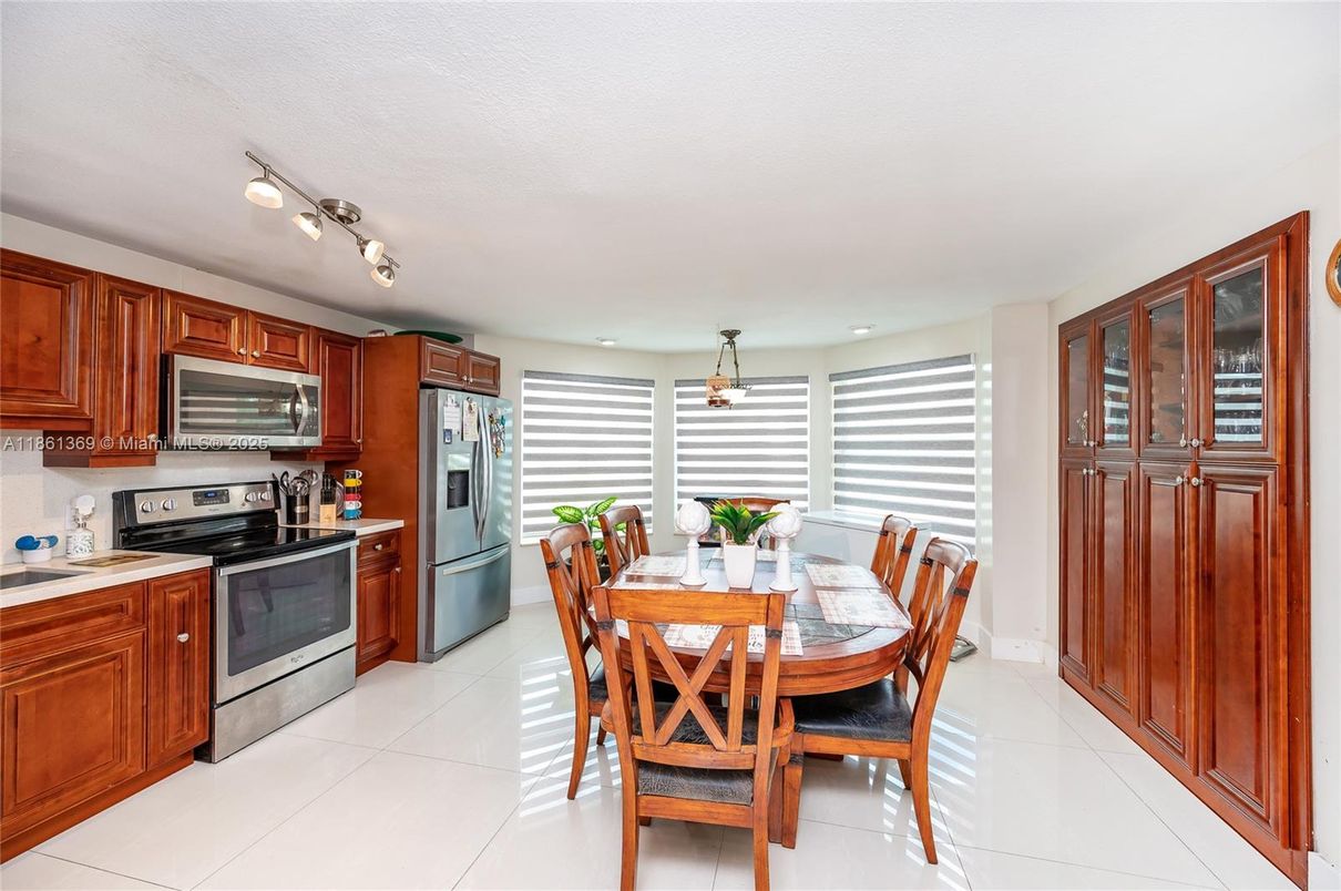 Dining room, Interior, Kitchen, Pendant Lights, Recessed Lighting, Stainless Steel Appliances