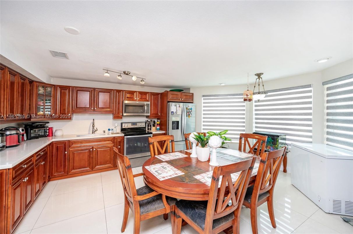 Dining room, Interior, Kitchen, Pendant Lights, Recessed Lighting, Stainless Steel Appliances