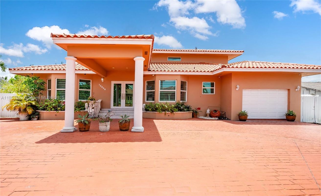 Attached, Exterior, Facade, Mediterranean