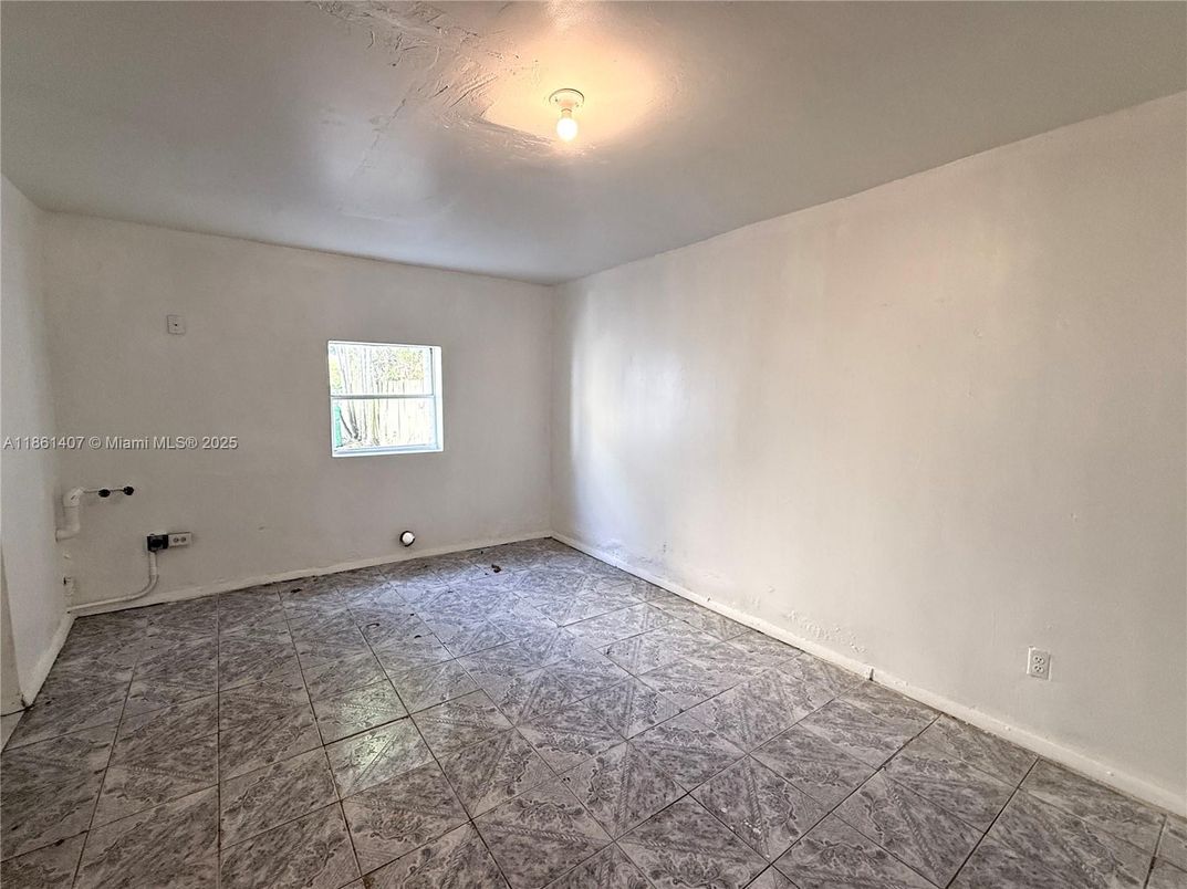 Empty room, Interior