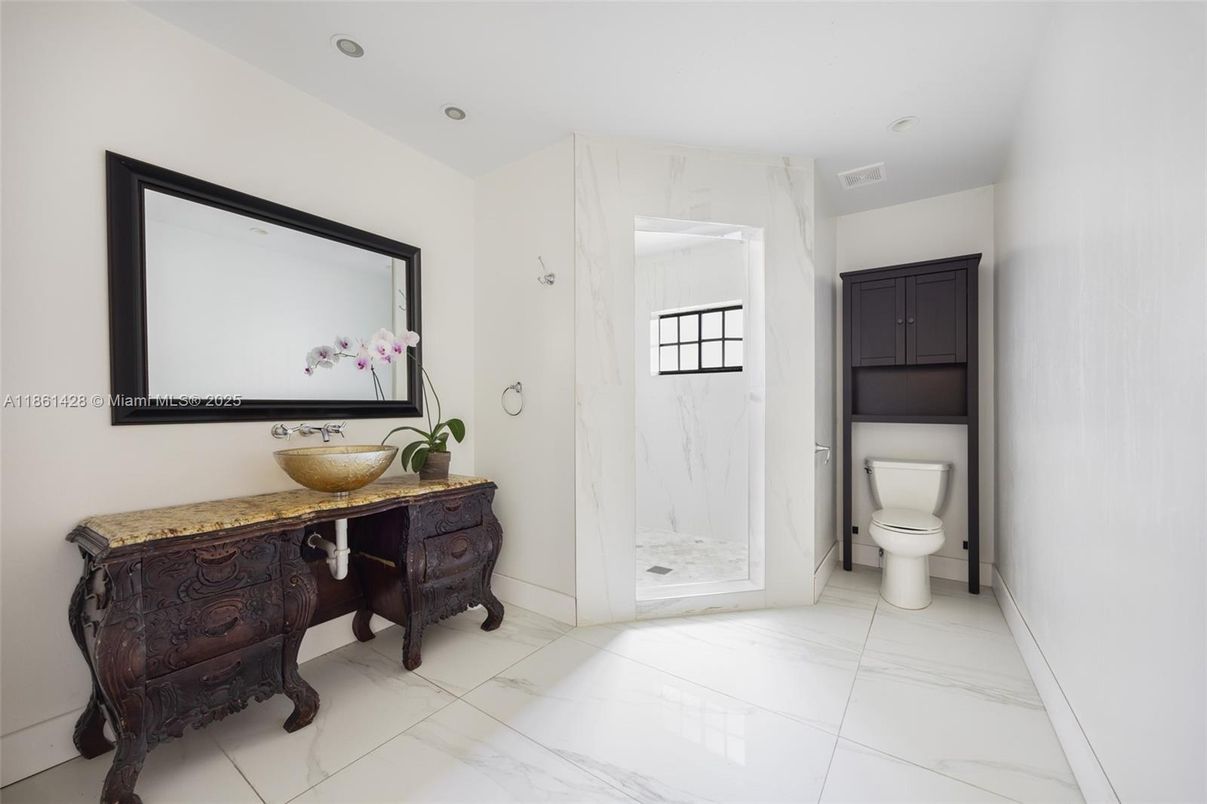 Bathroom, Interior, Marble, Marble Walls, Recessed Lighting