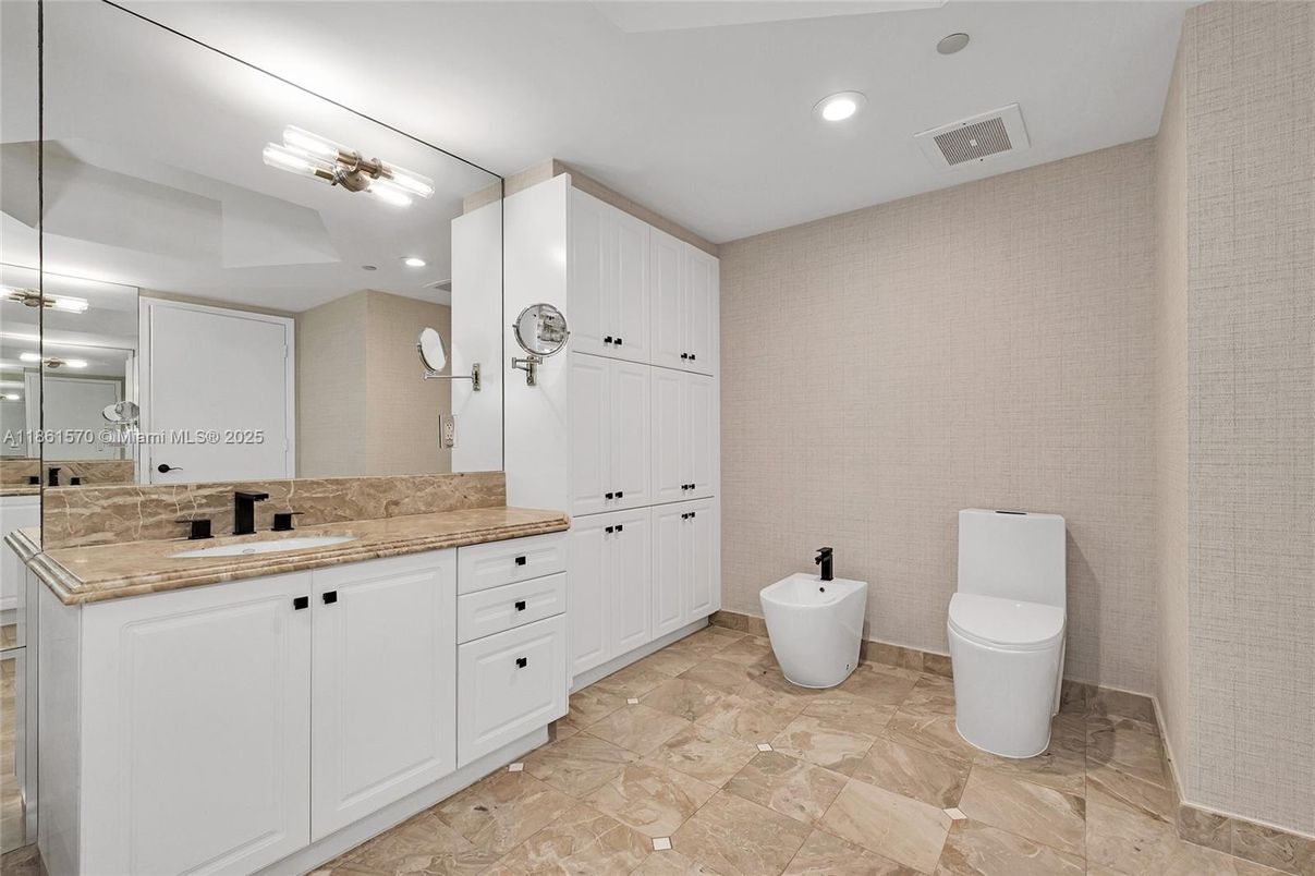 Bathroom, Dual Sink Vanities, Interior, Recessed Lighting