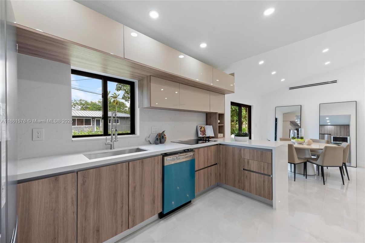 Dining room, Interior, Kitchen, Recessed Lighting, Stainless Steel Appliances