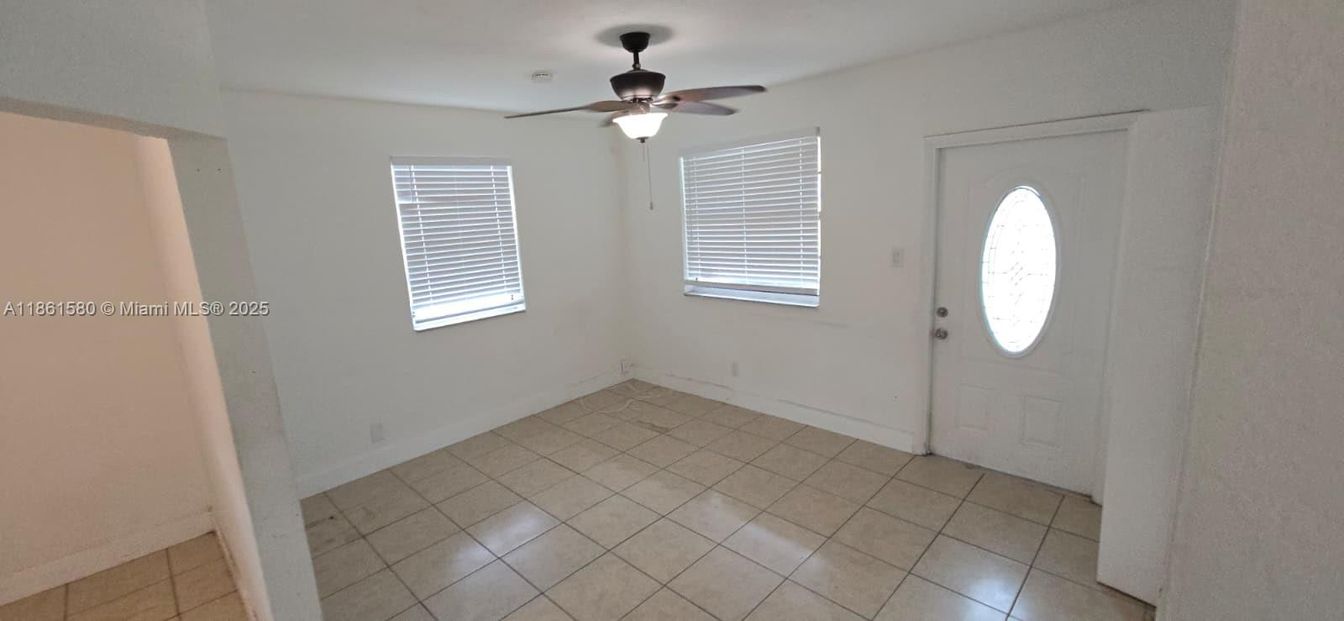 Empty room, Interior
