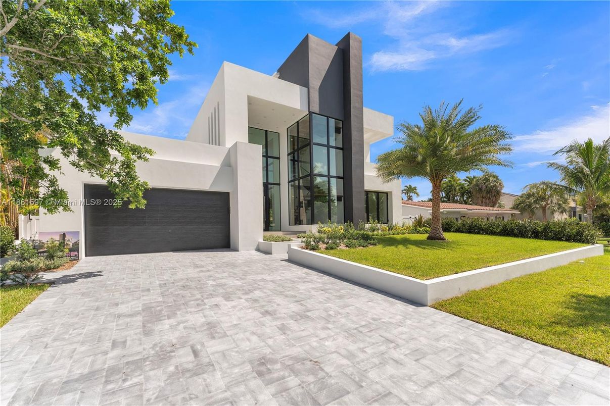 Attached, Backyard, Exterior, Facade, Modern