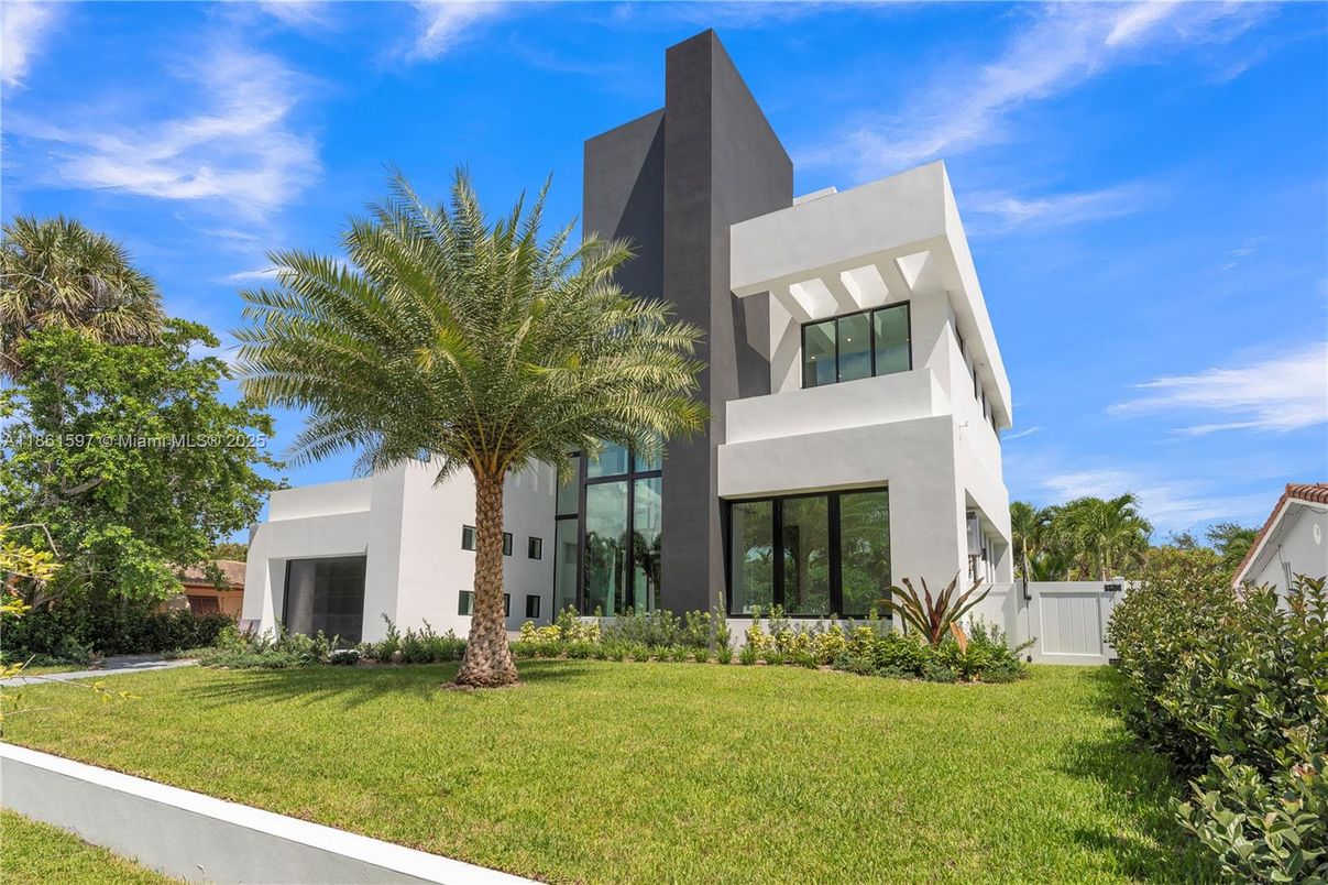 Backyard, Exterior, Facade, Modern