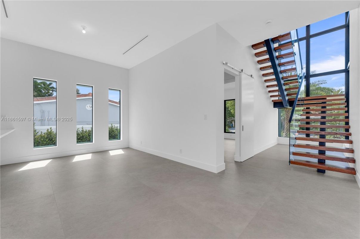 Empty room, Interior