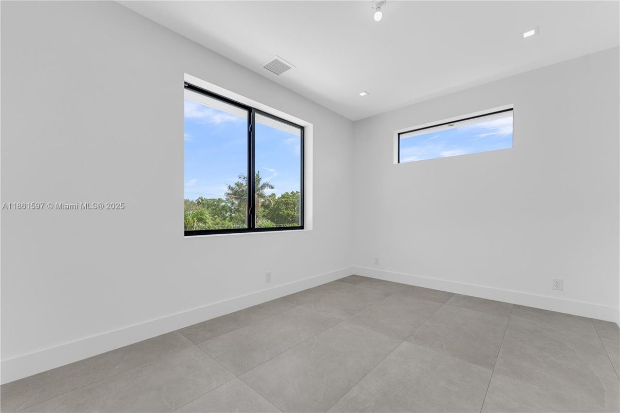 Empty room, Interior, Recessed Lighting