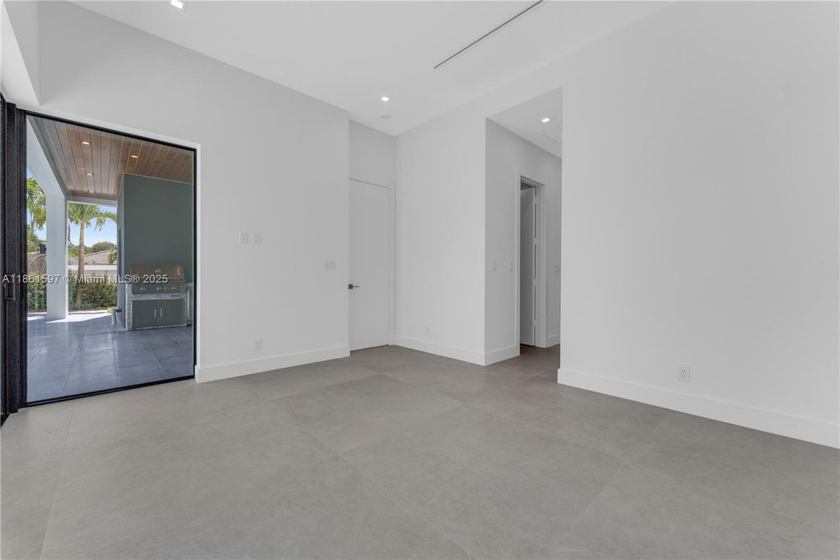 Empty room, Interior, Recessed Lighting