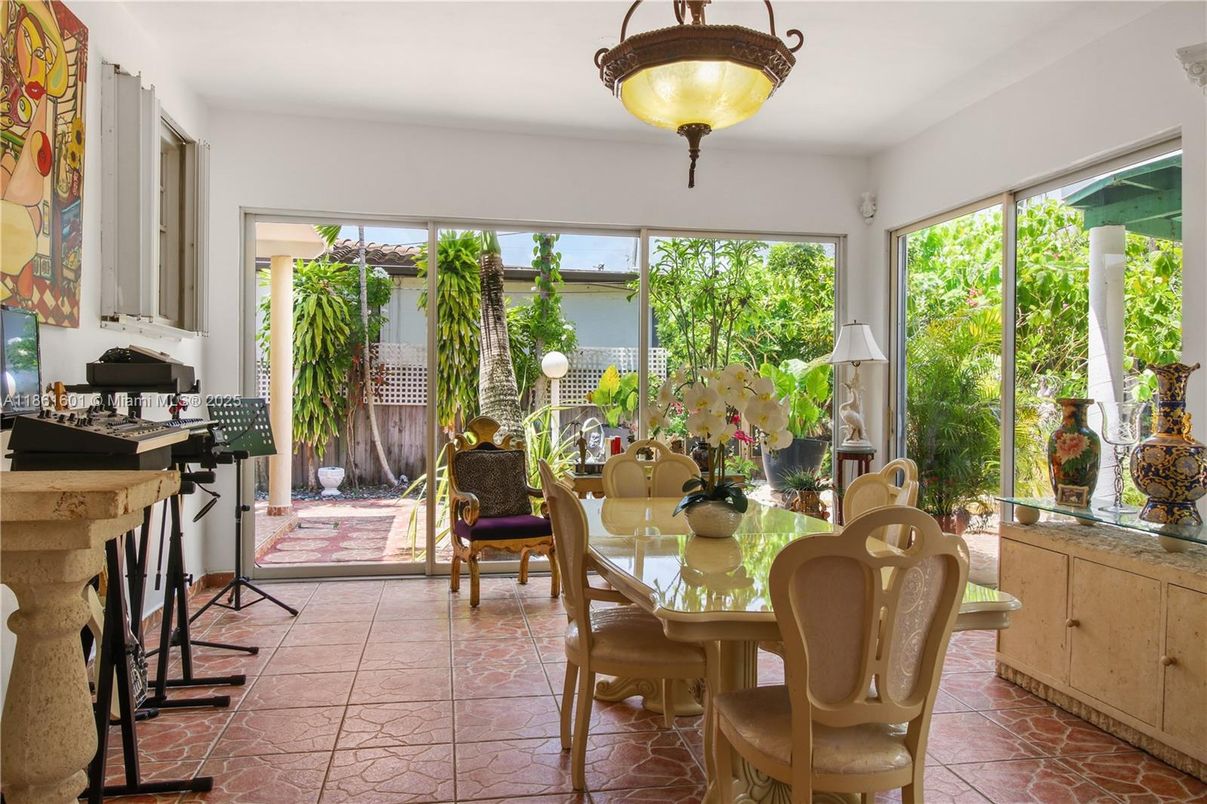 Dining room, Interior