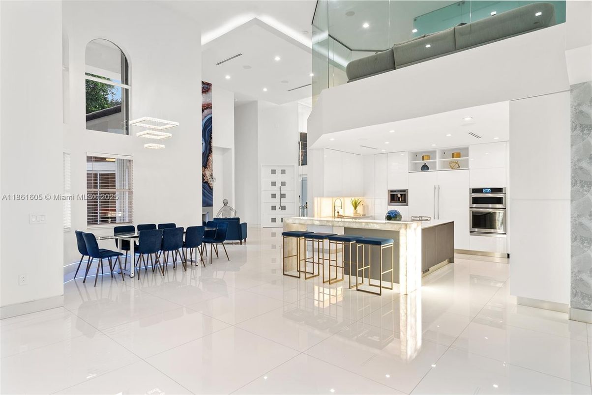 Dining room, Interior, Kitchen, Pendant Lights, Recessed Lighting, Stainless Steel Appliances