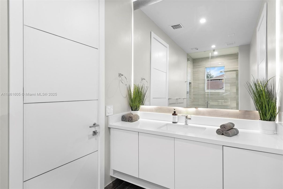 Bathroom, Interior, Recessed Lighting