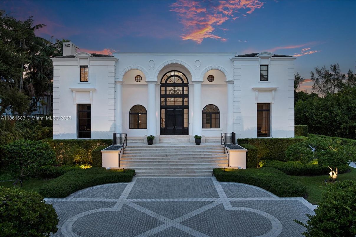 Exterior, Facade, Mediterranean