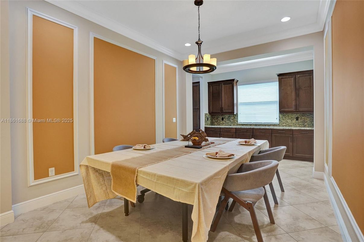 Dining room, Interior, Pendant Lights, Recessed Lighting