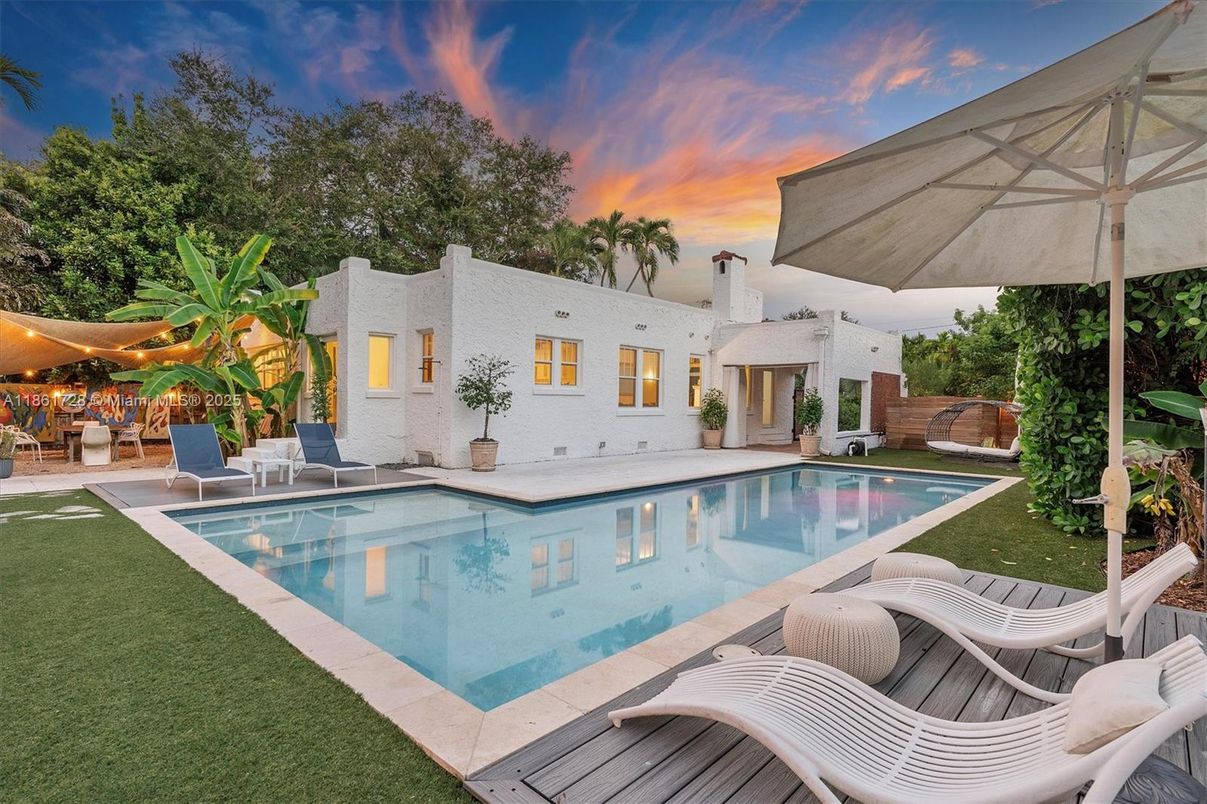 Exterior, Pool