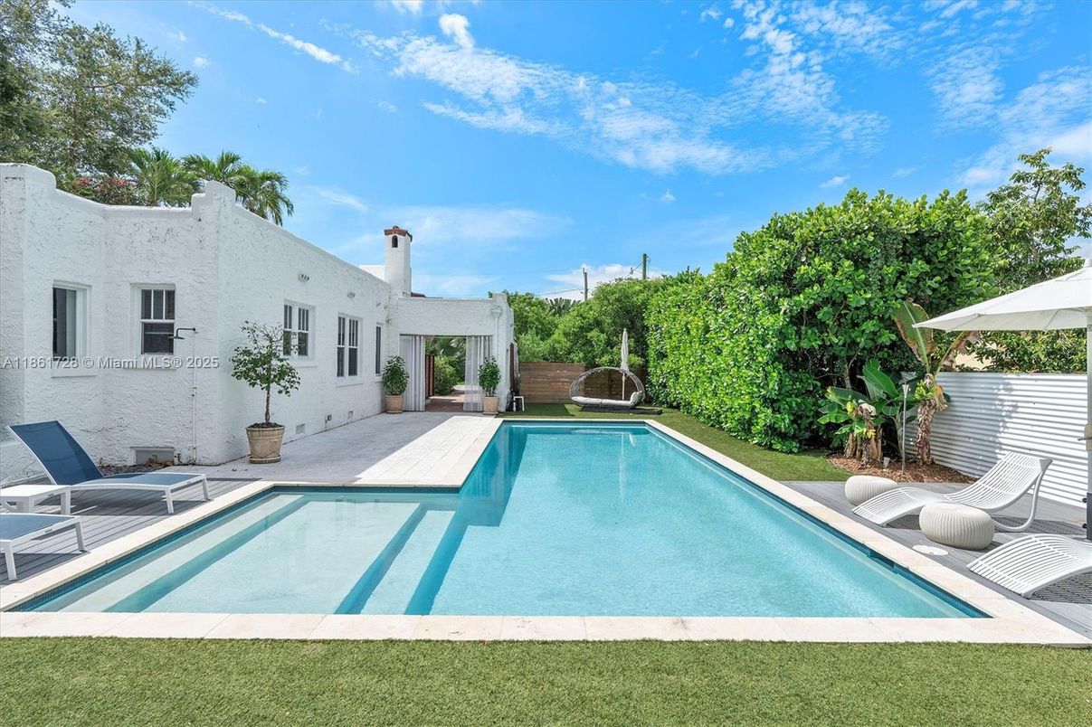 Exterior, Pool