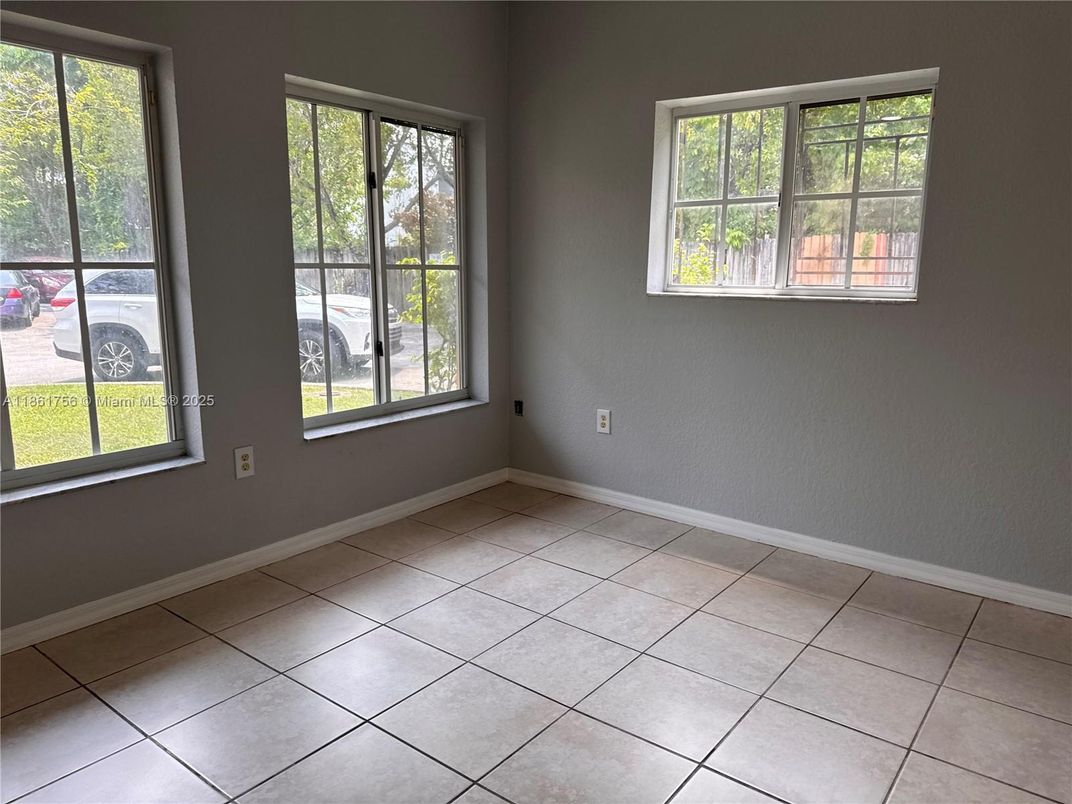 Empty room, Interior