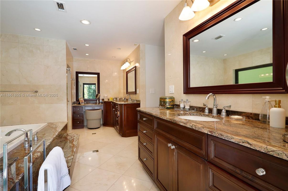 Bathroom, Dual Sink Vanities, Interior, Recessed Lighting