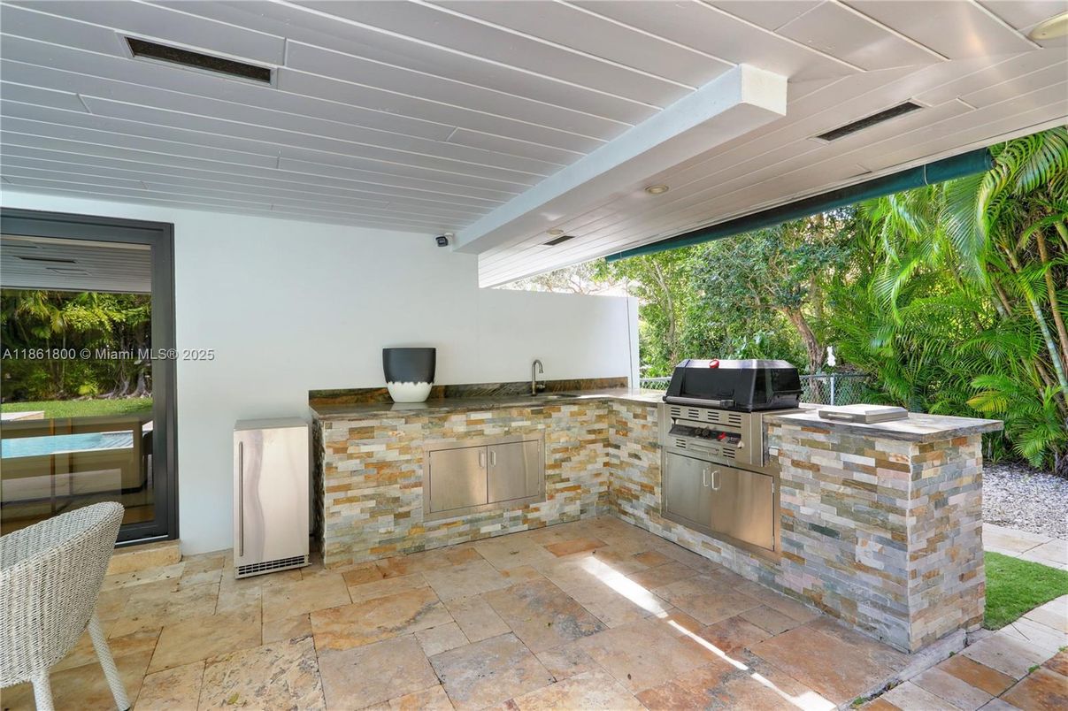 Exterior, Outdoor Kitchen