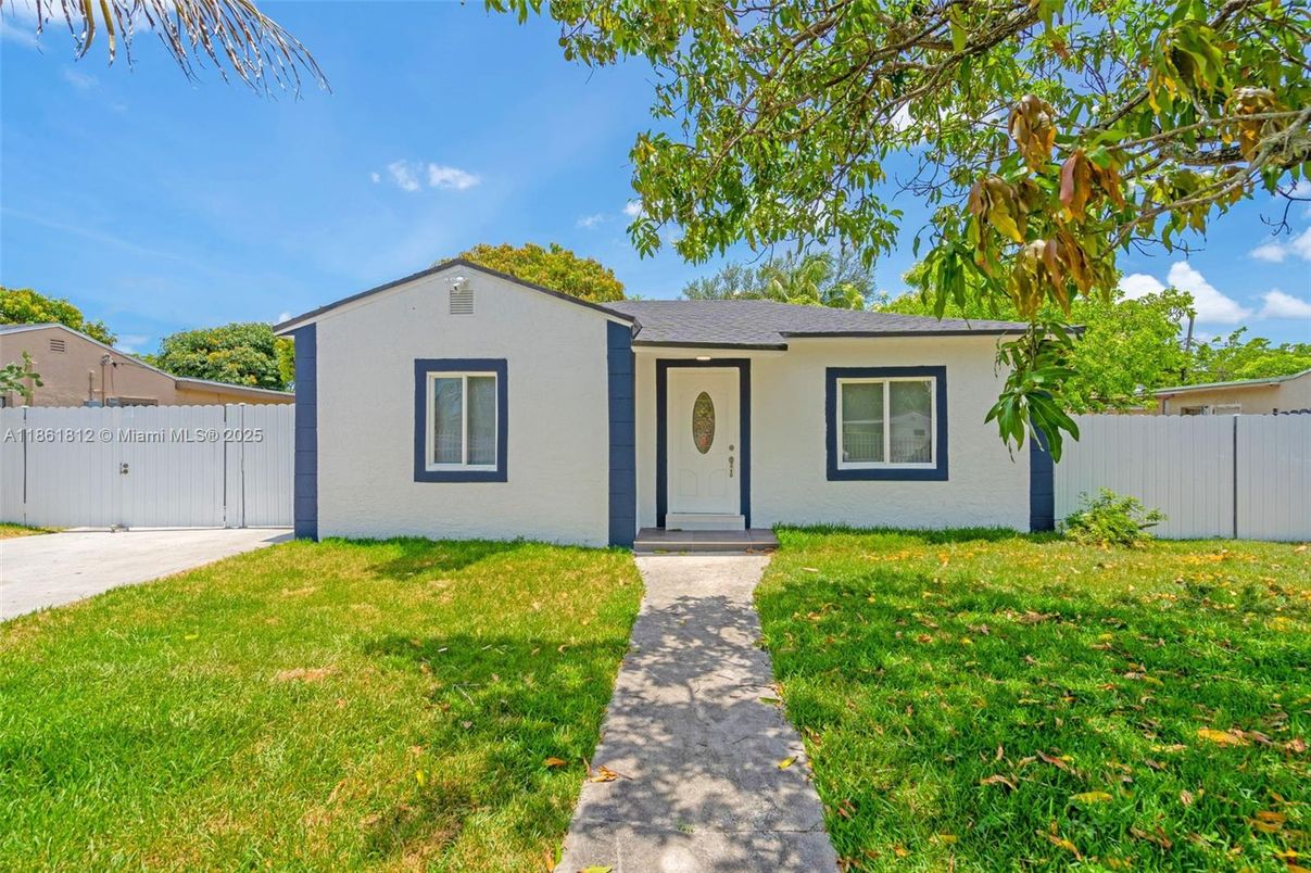 Backyard, Exterior, Facade, Ranch