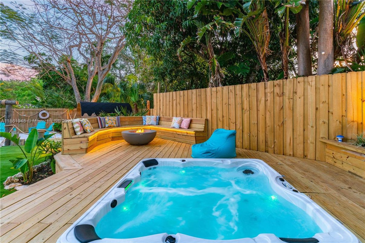 Exterior, Hot Tub