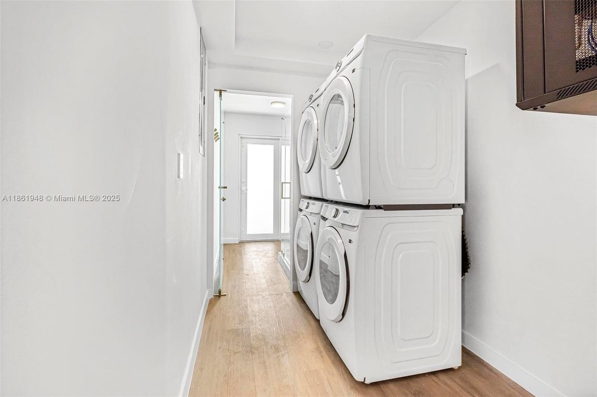 Interior, Utility Closets, Washer, Wood Texture Flooring