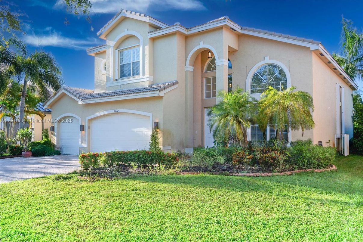 Attached, Exterior, Facade, Mediterranean