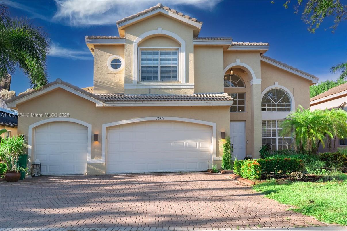 Attached, Exterior, Facade, Mediterranean