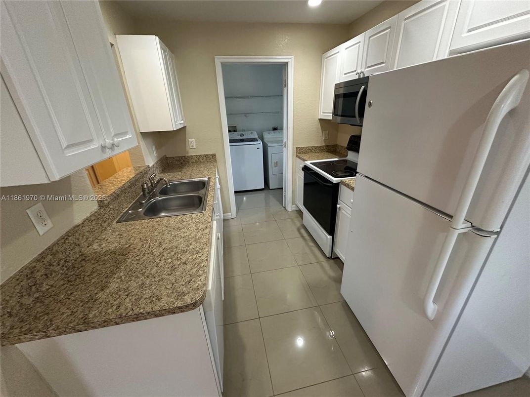 Interior, Kitchen, Recessed Lighting, Washer