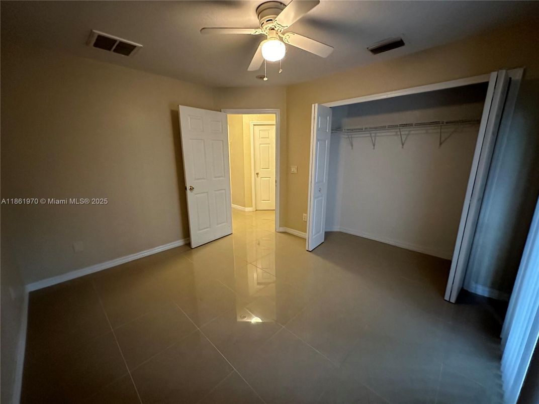 Empty room, Interior, Walk-in Closets