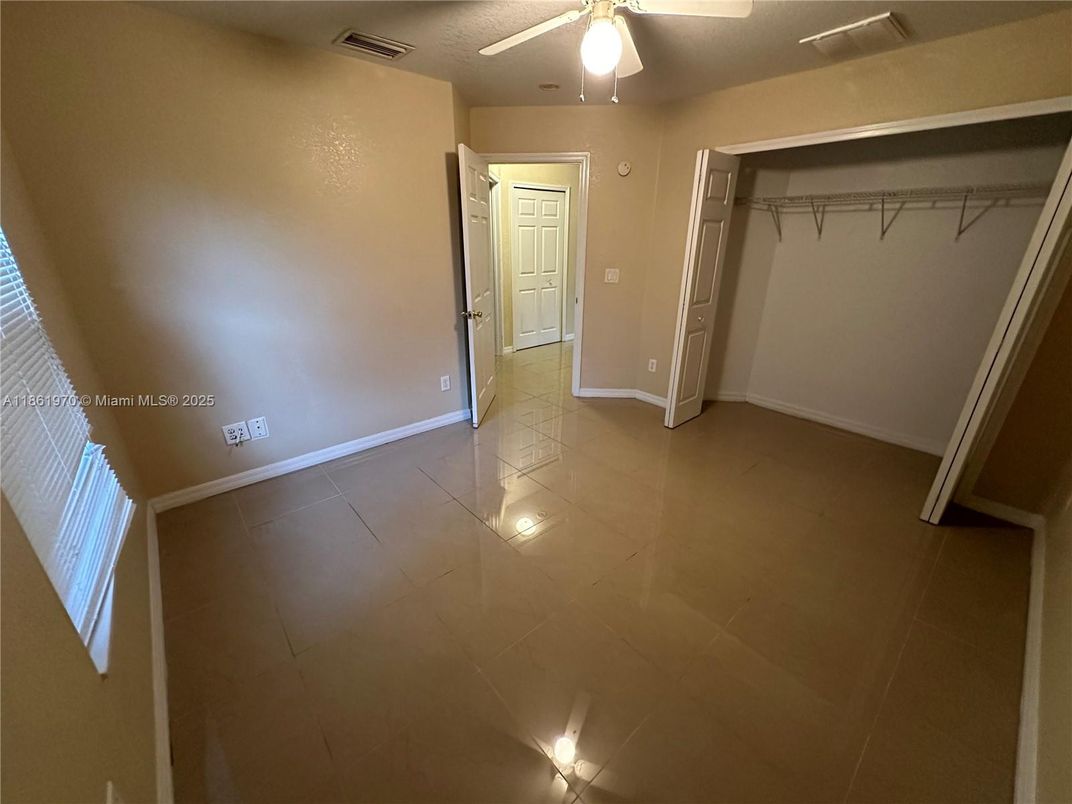 Empty room, Interior, Walk-in Closets