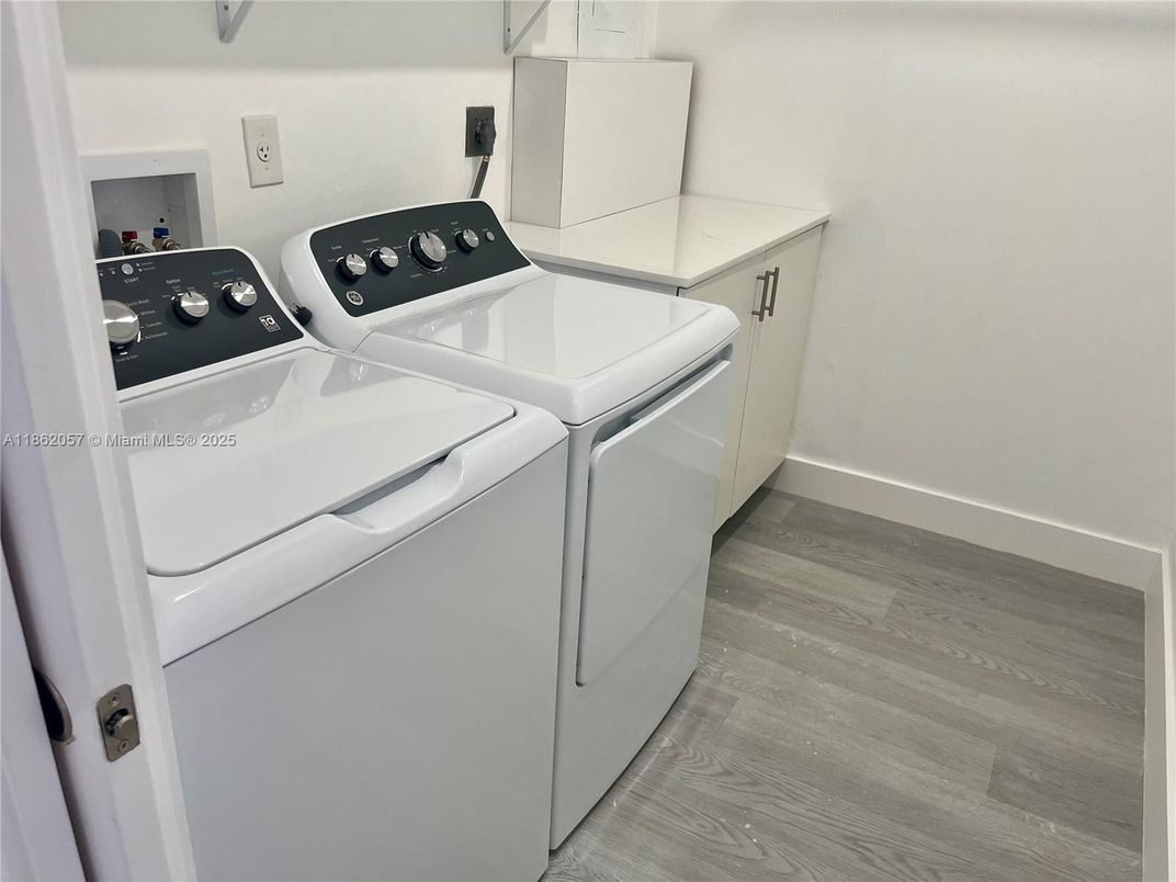 Interior, Utility Closets, Washer, Wood Texture Flooring