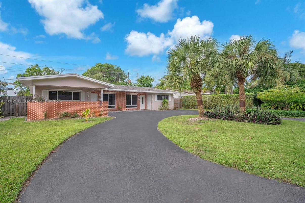 Backyard, Exterior, Facade, Brick Facade, Ranch