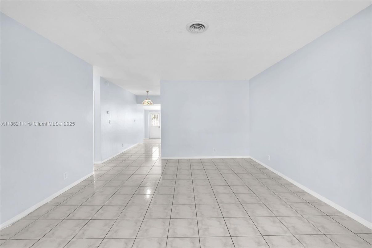 Empty room, Interior