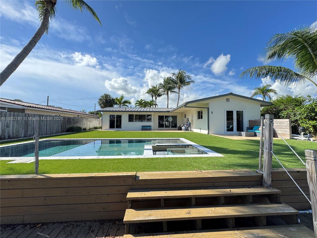 Exterior, Pool