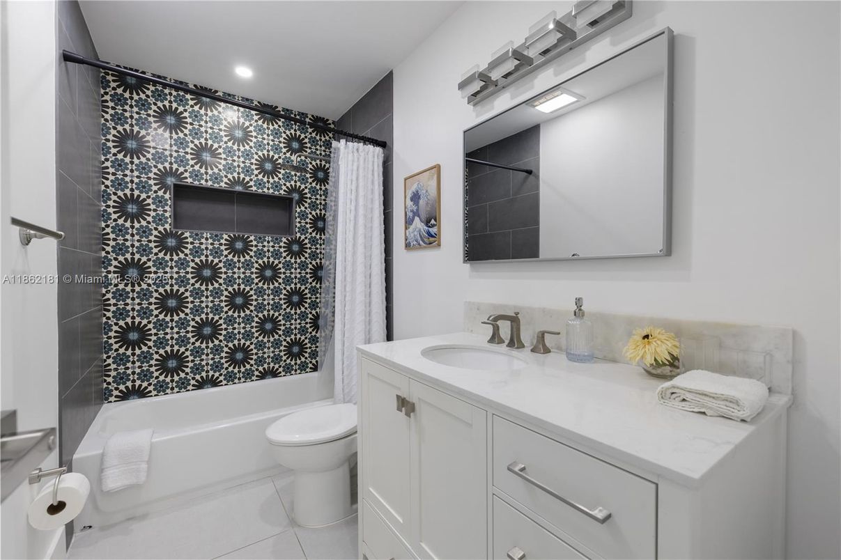 Bathroom, Interior, Recessed Lighting