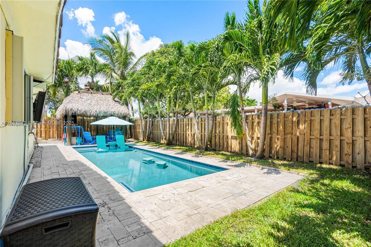 Exterior, Pool