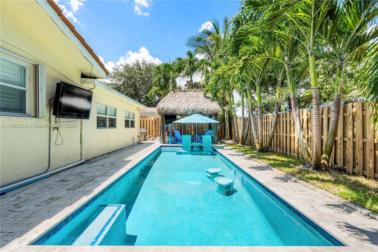 Exterior, Pool